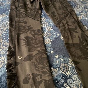 Lululemon Black And Gray Rose Ruched Leggings. Size 10.